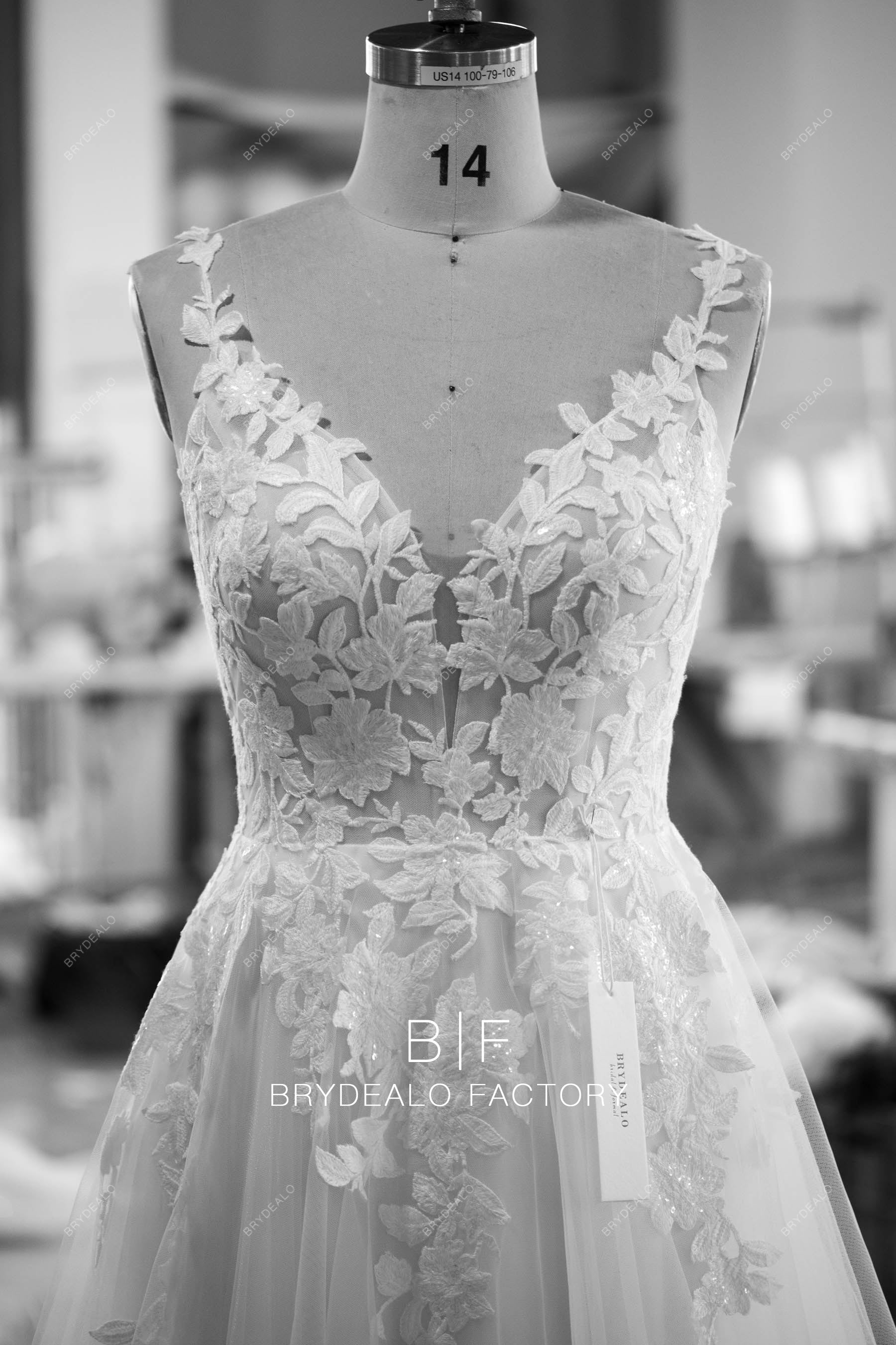 Customized Romantic Flower Lace Sleeveless Bridal Gown
