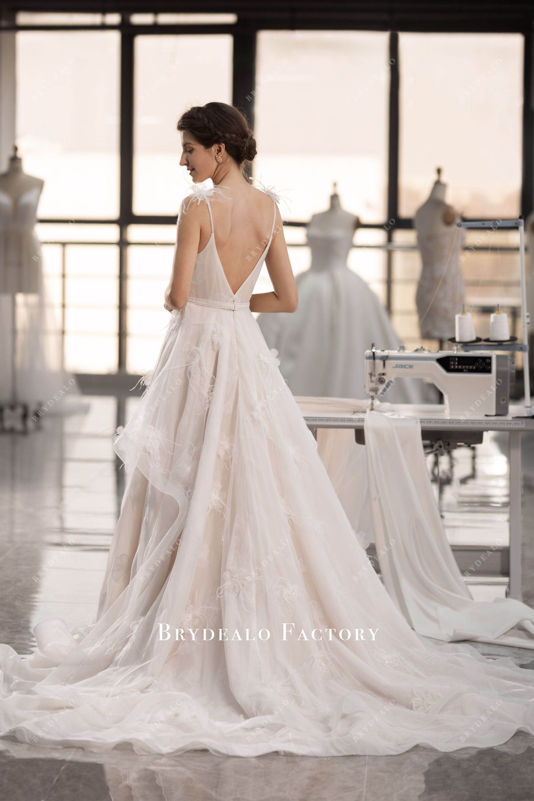 V-cut back feather long wedding dress