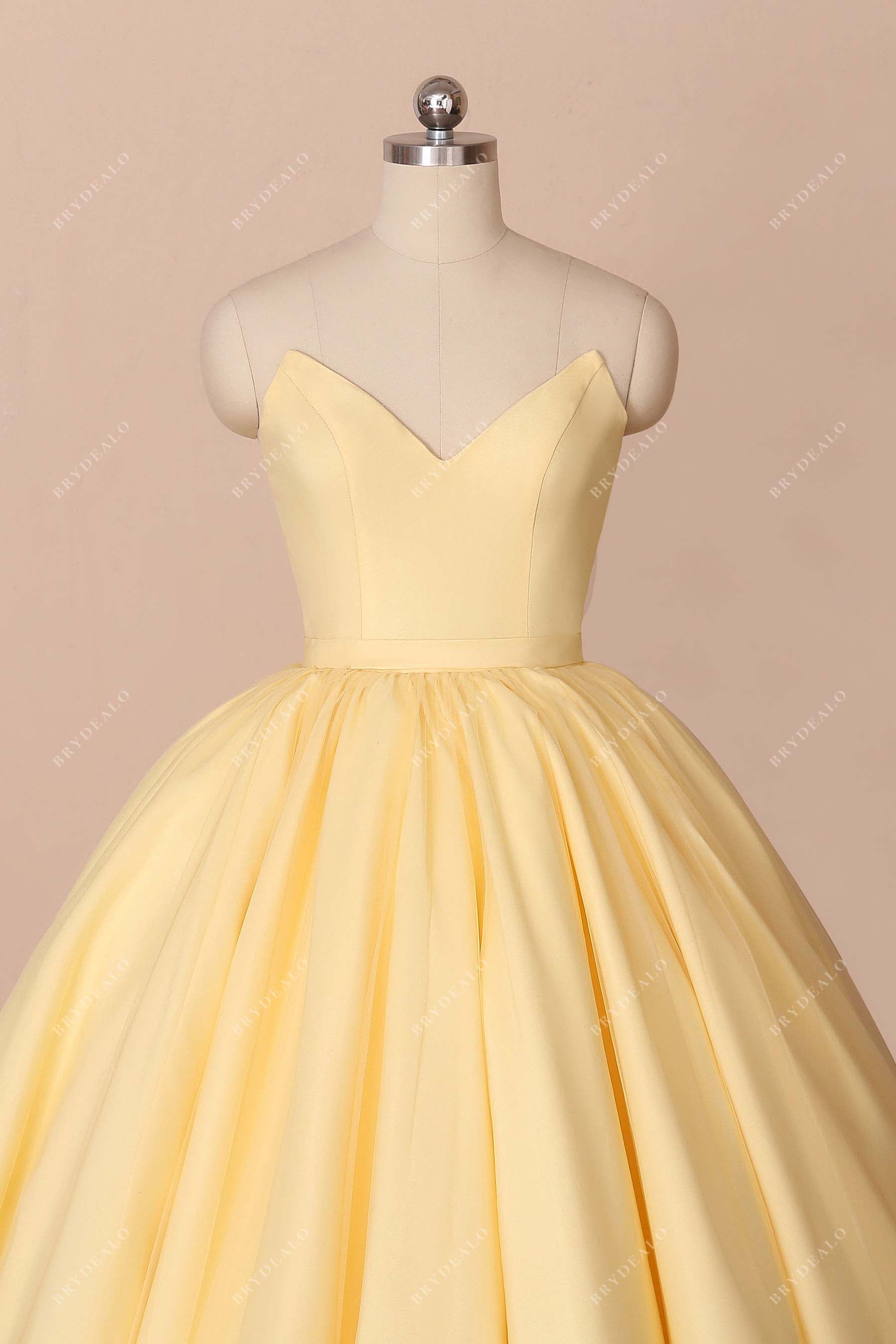 Strapless V-neck yellow organza sweetheart 16 gown