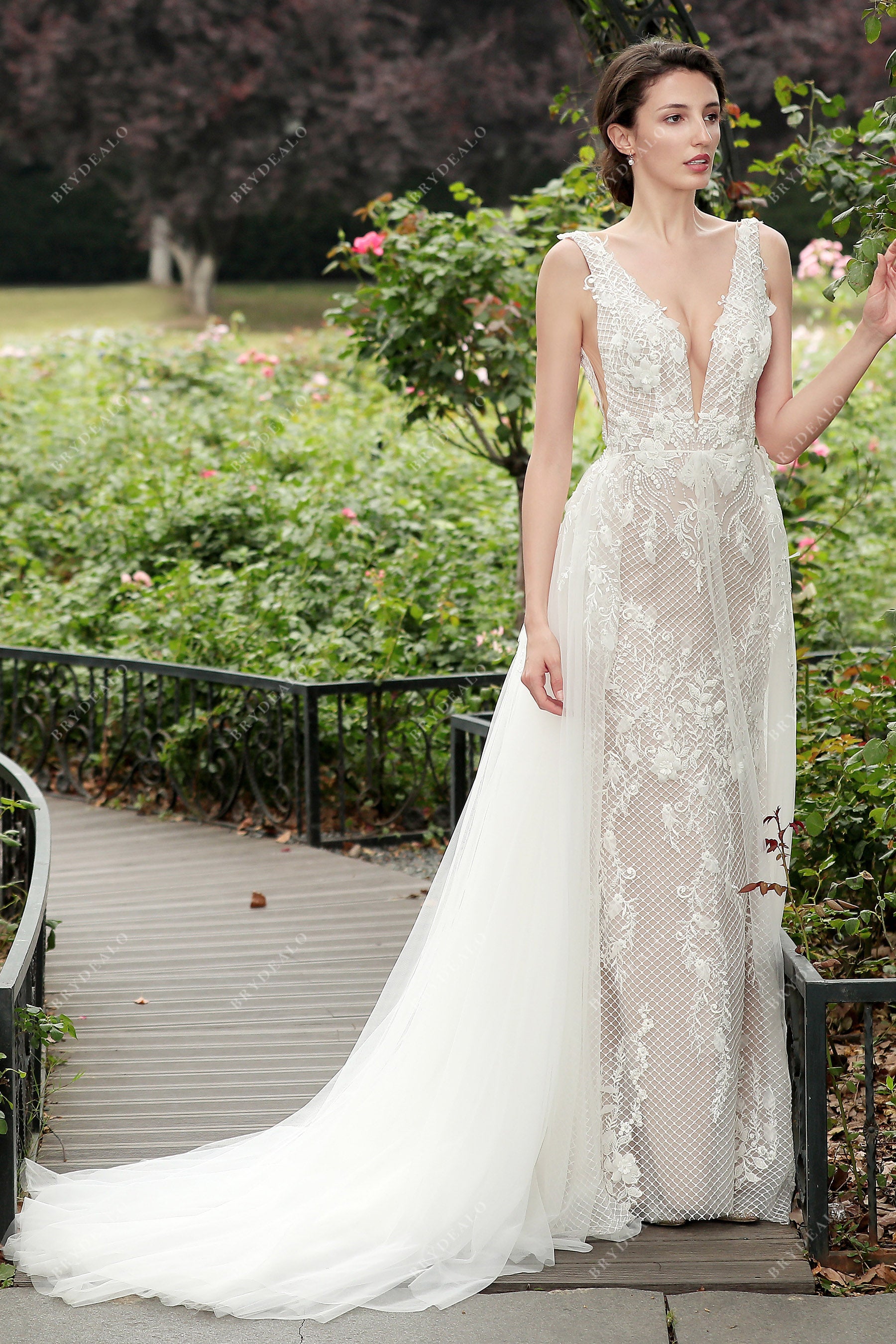 rhombus lace plunging neck detachable skirt wedding dress