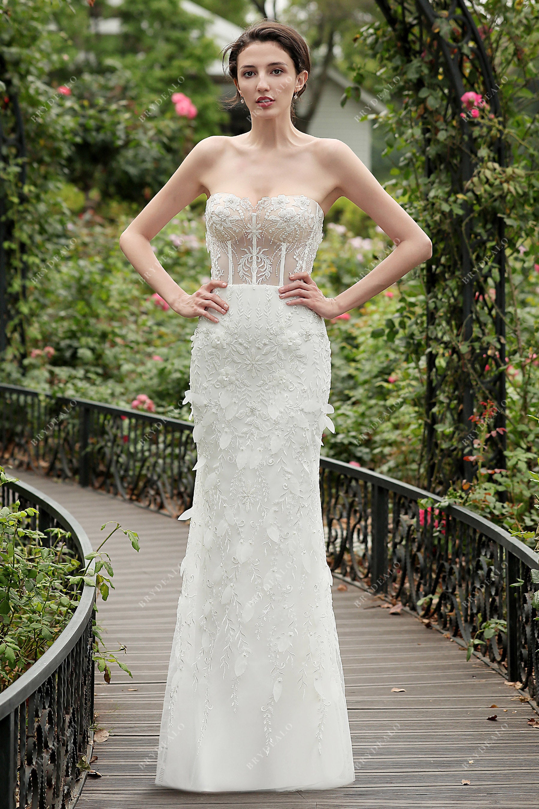 sleeveless lace flower applique wedding dress