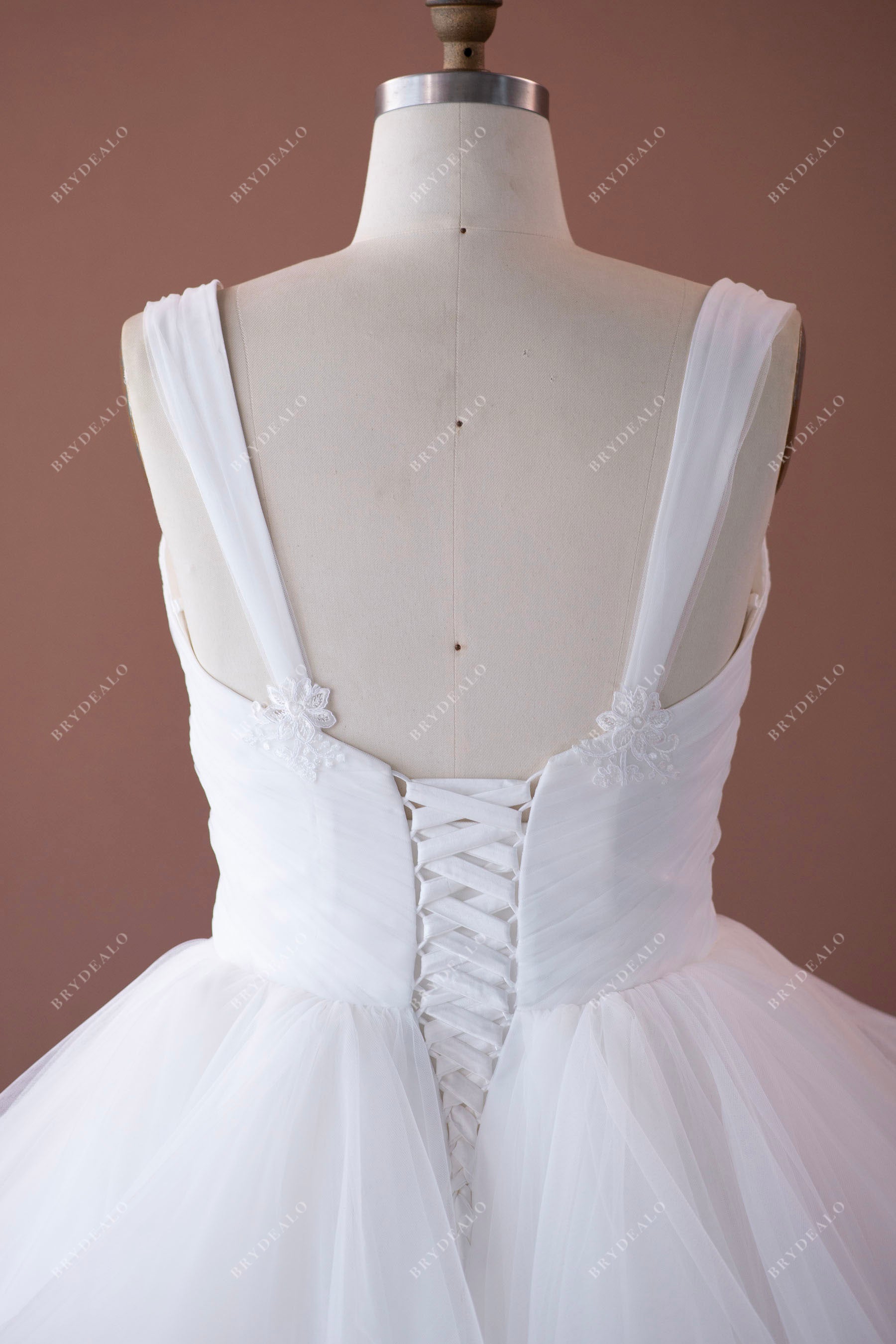 sleeveless tulle wedding dress