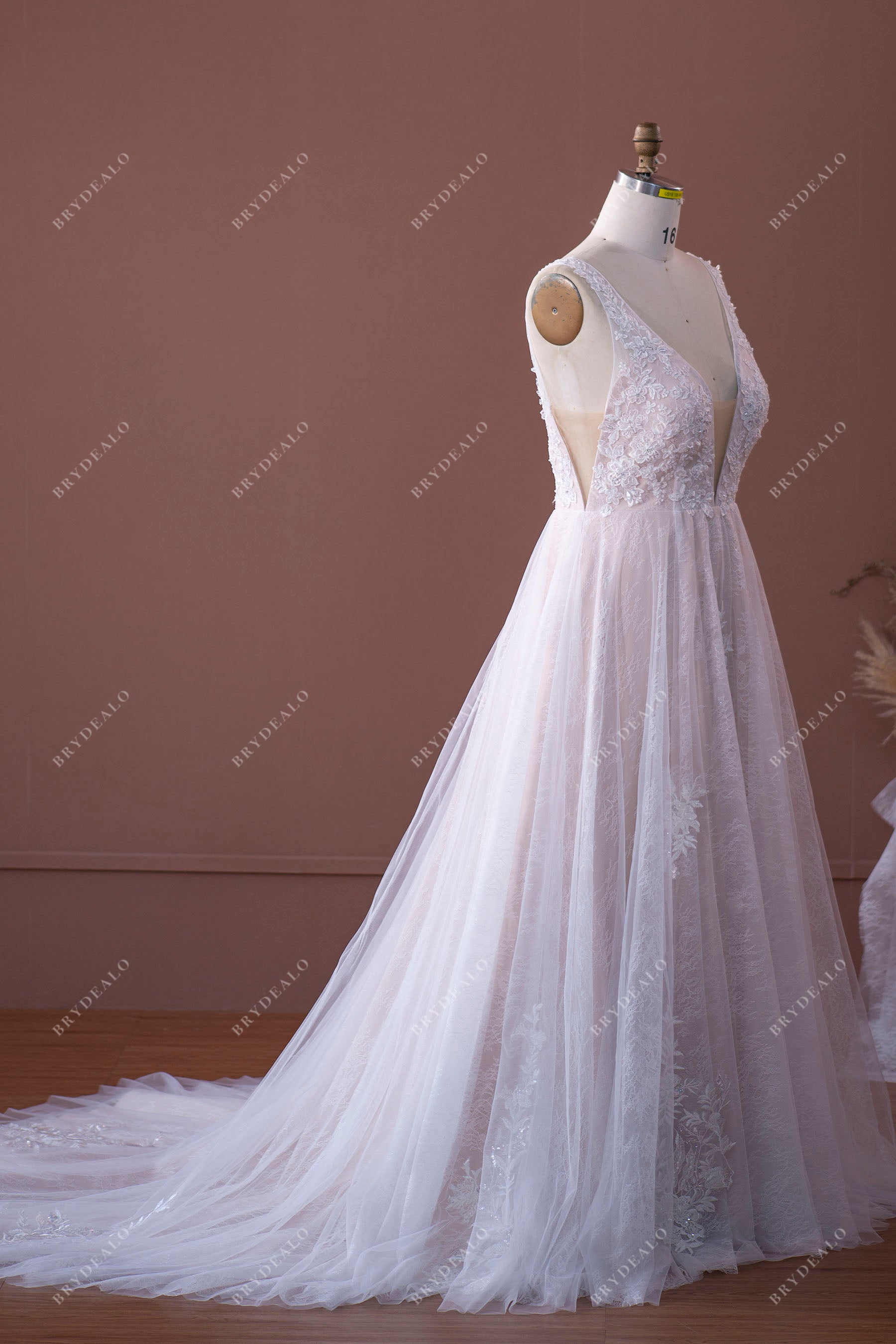sleeveless side cutout long train bridal dress