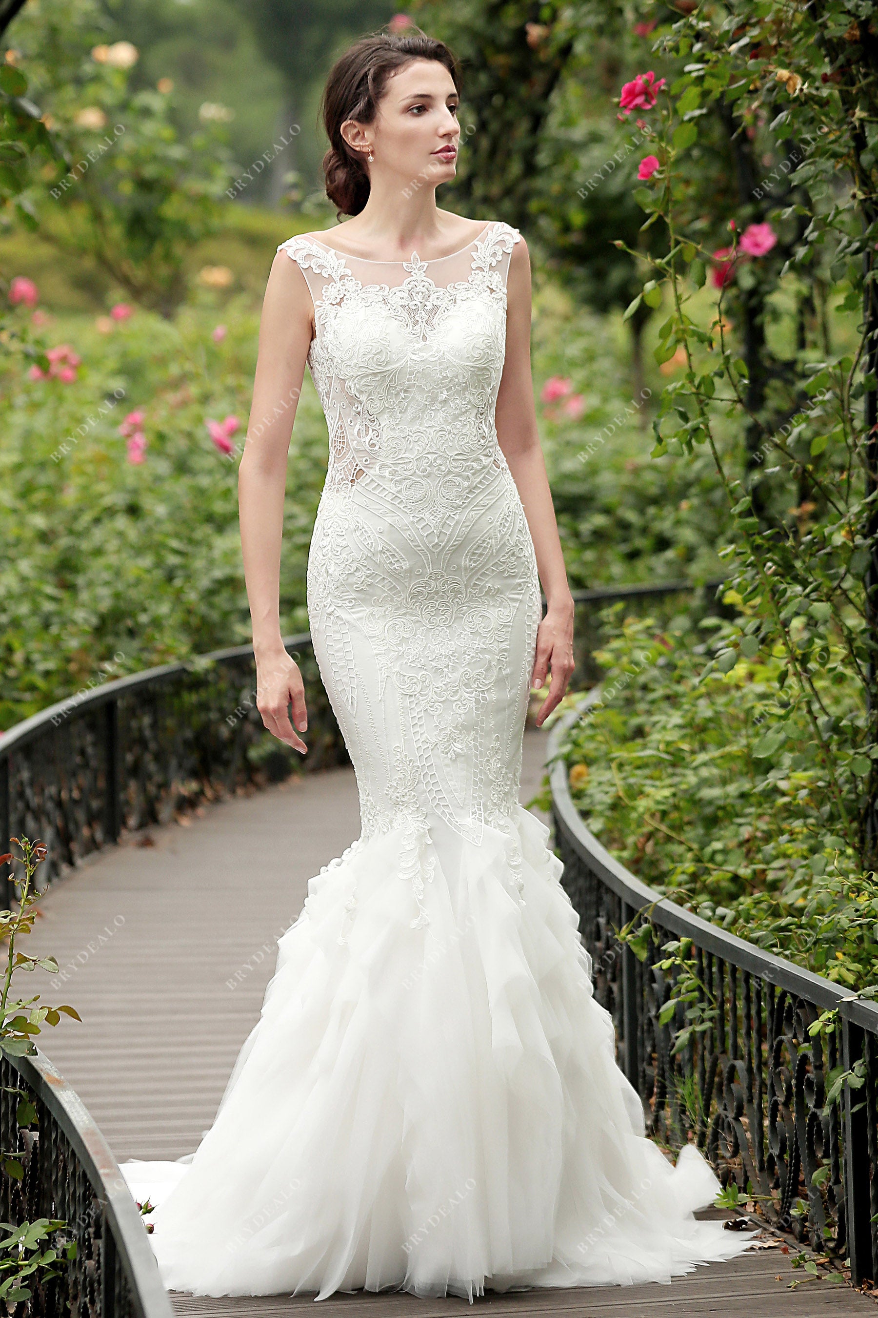 sleeveless lace ruffled mermaid wedding dress
