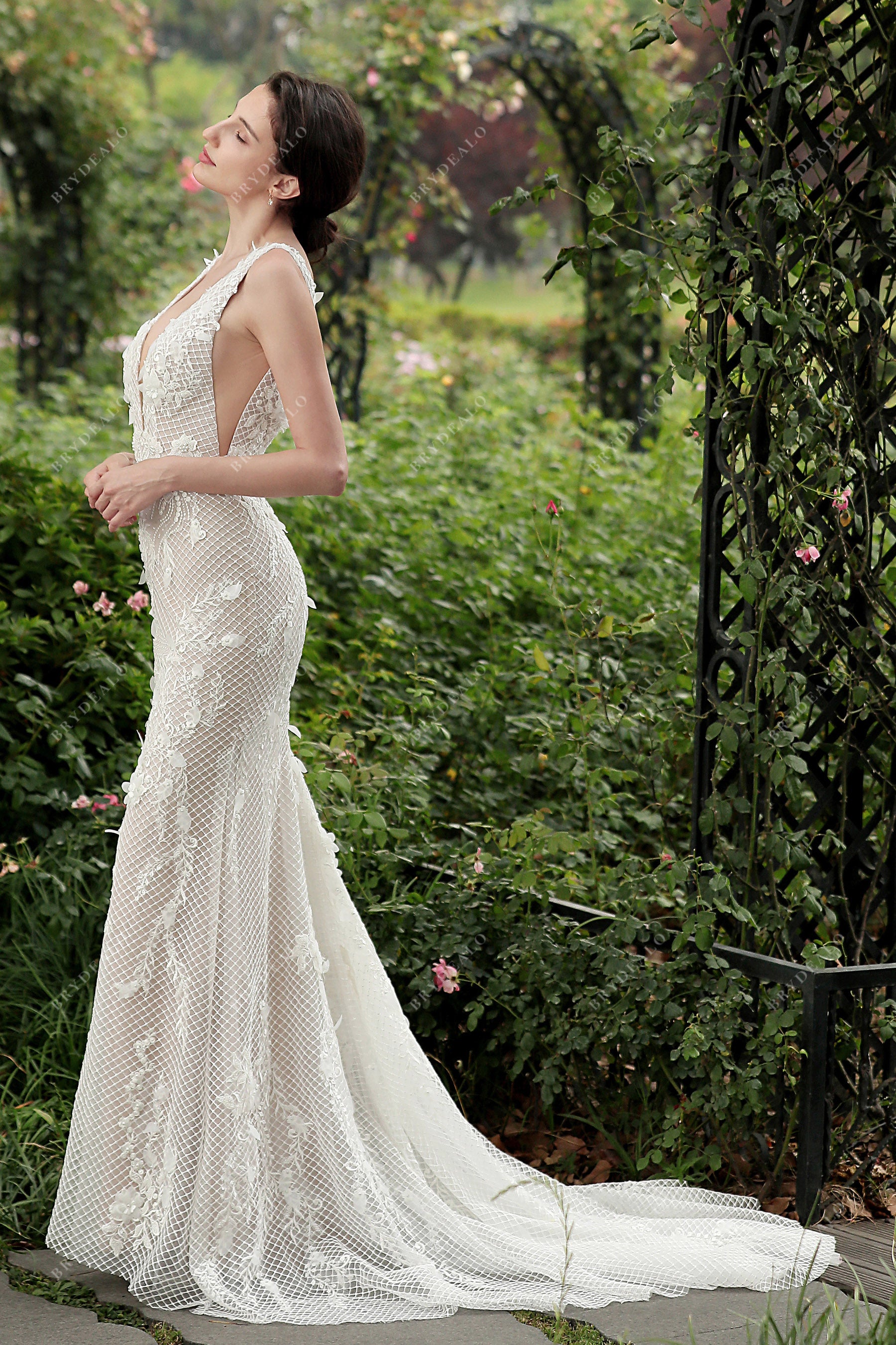 sleeveless mermaid long train bridal dress
