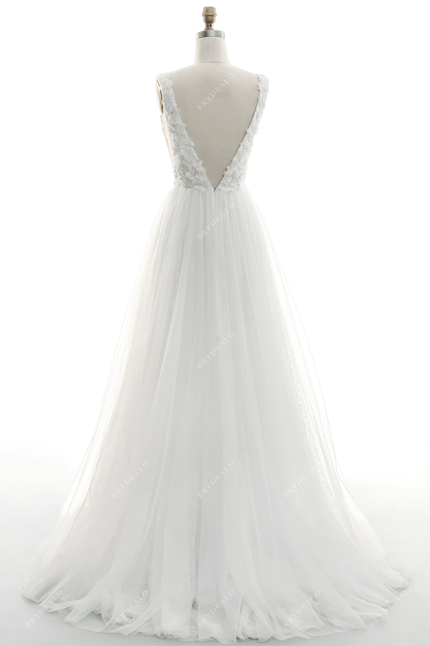 A-line tulle lightweight sleeveless outdoor bridal dress