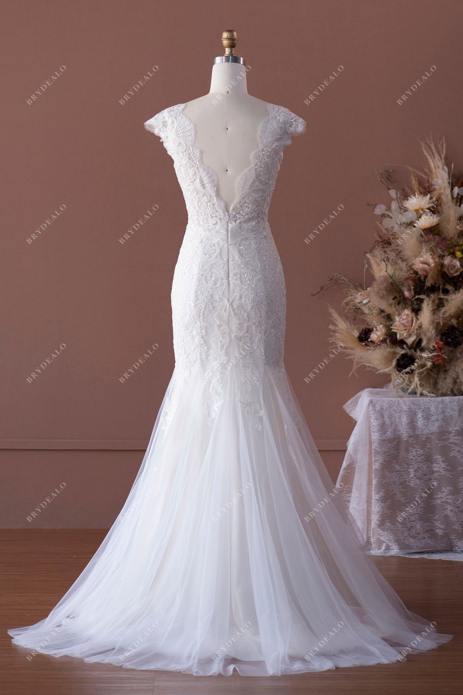 scalloped V-back lace mermaid bridal gown