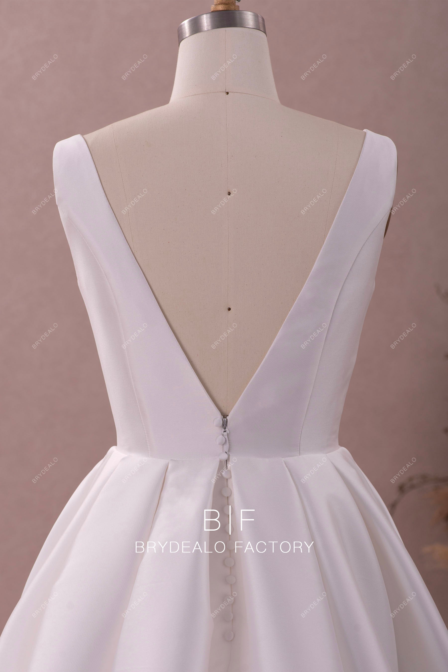 V-back sleeveless classic wedding dress
