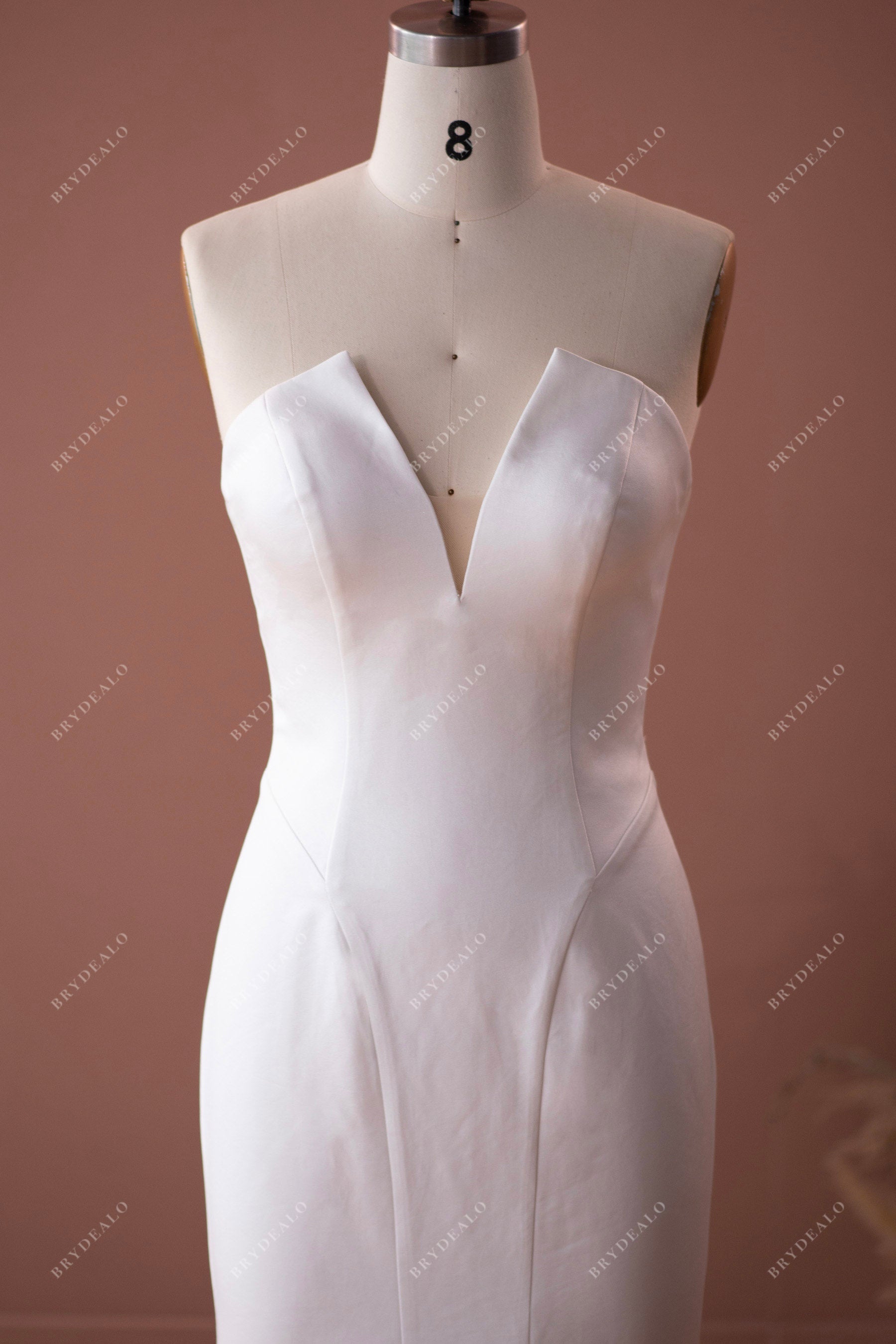 V-cut strapless simple wedding dress