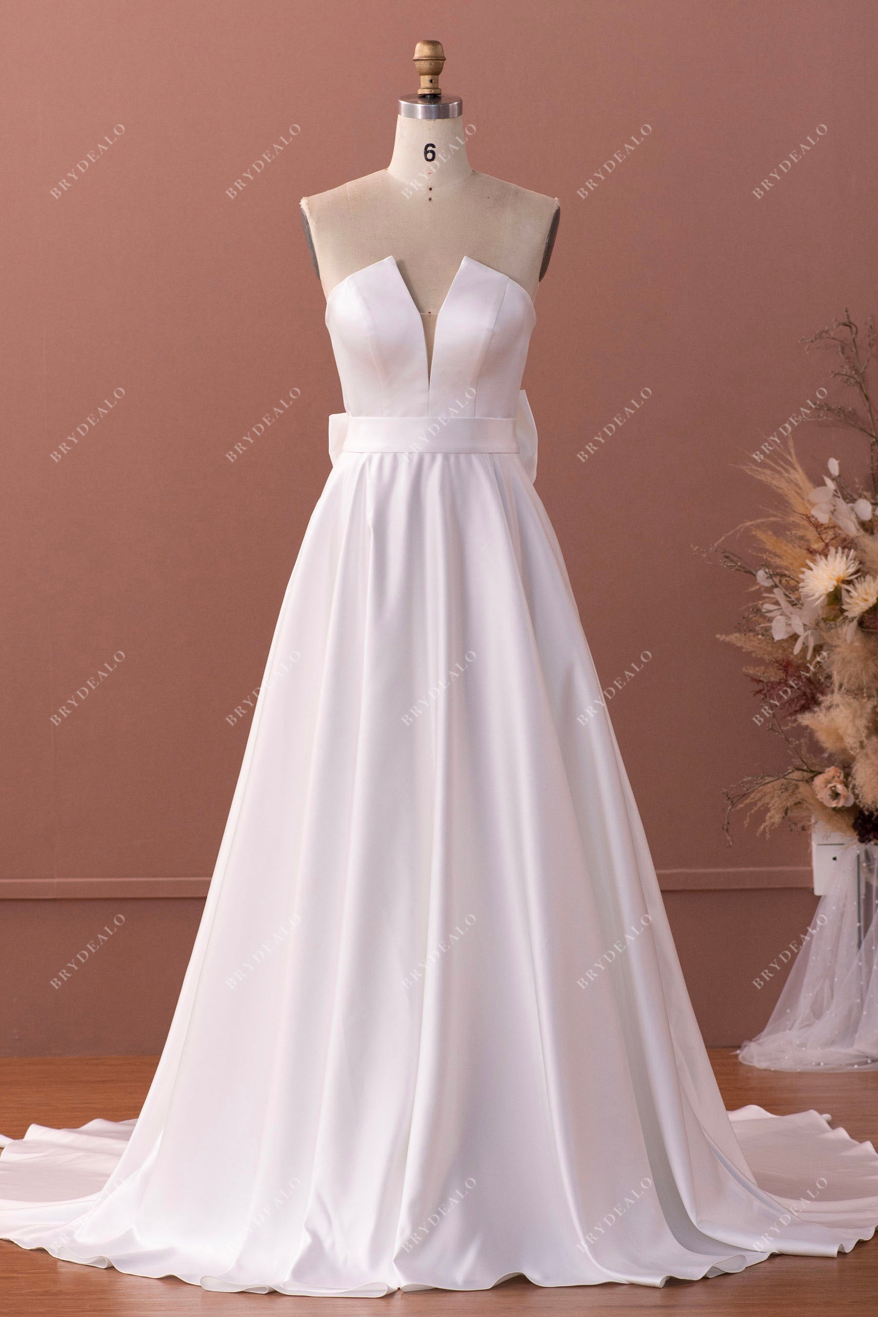 Elegant strapless V-neck A-line satin wedding dress