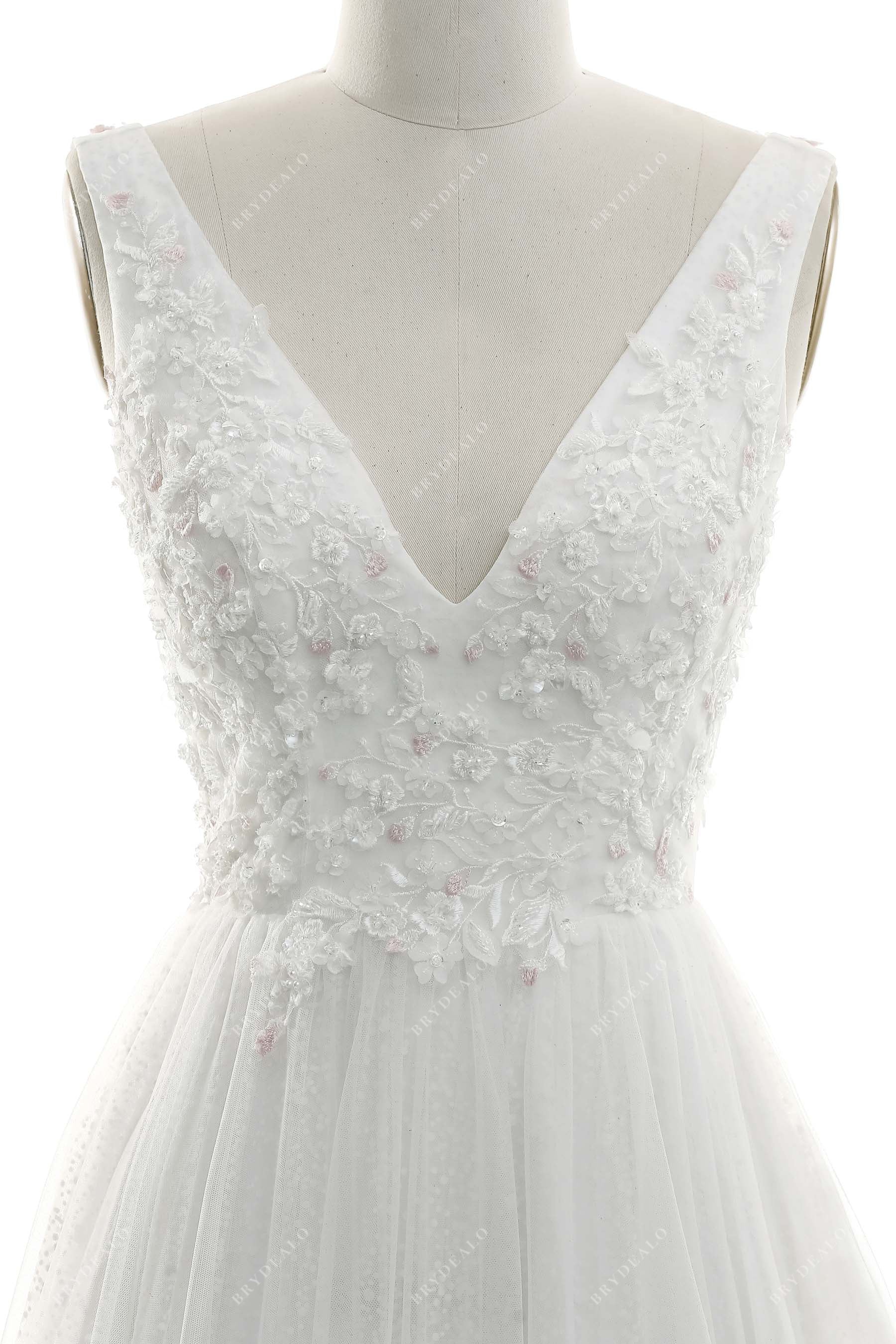 V-neck lace sleeveless fall wedding gown
