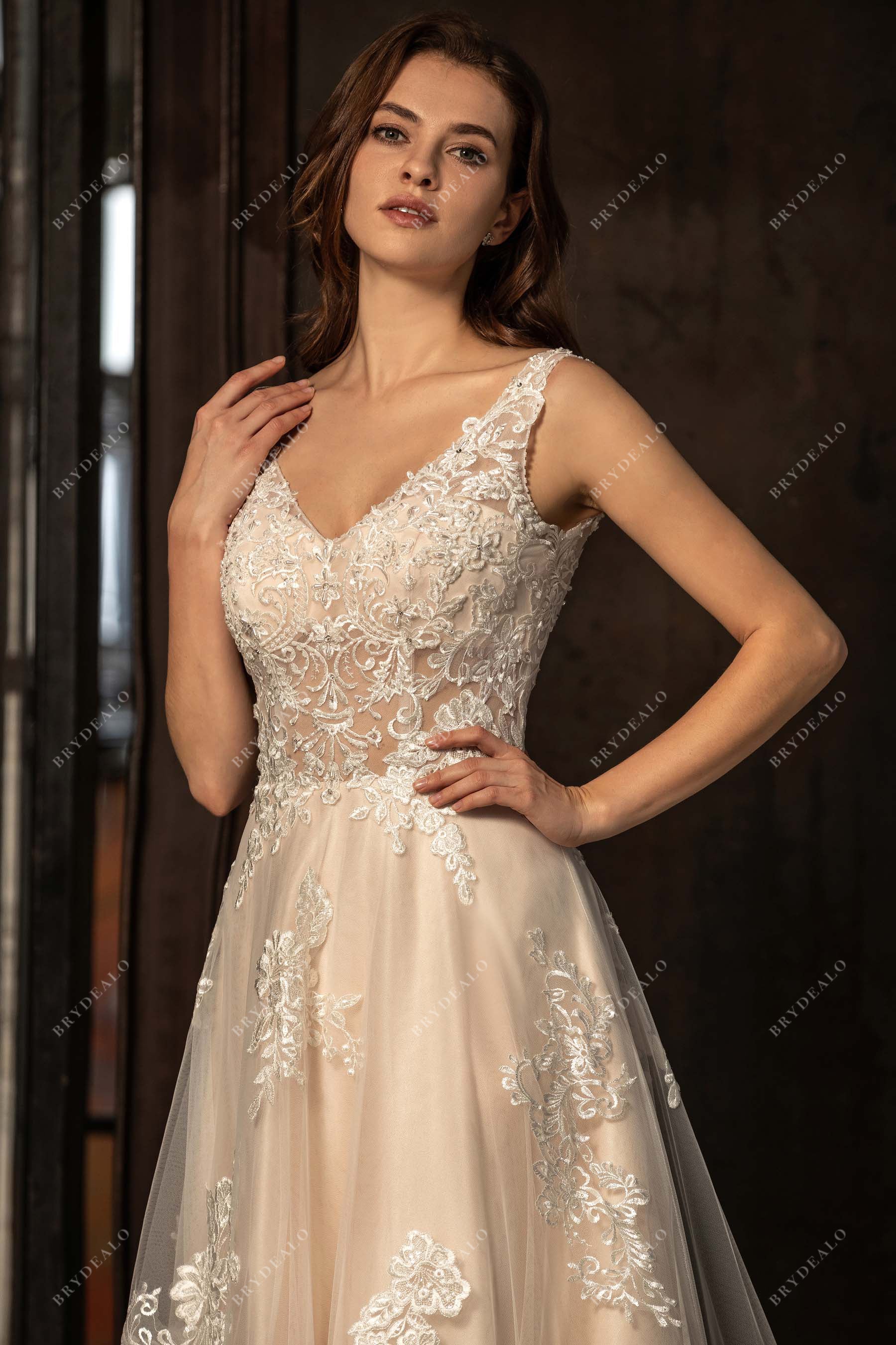elegant V-neck sleeveless lace bridal dress