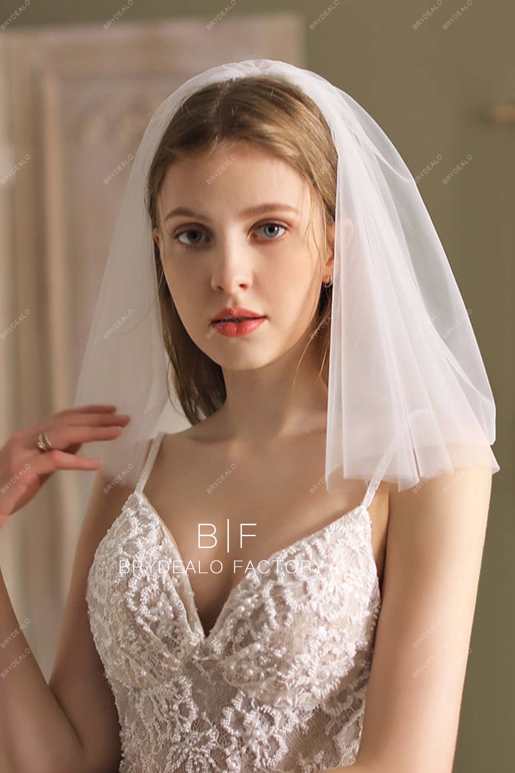 classic short bridal veil in shoulder length