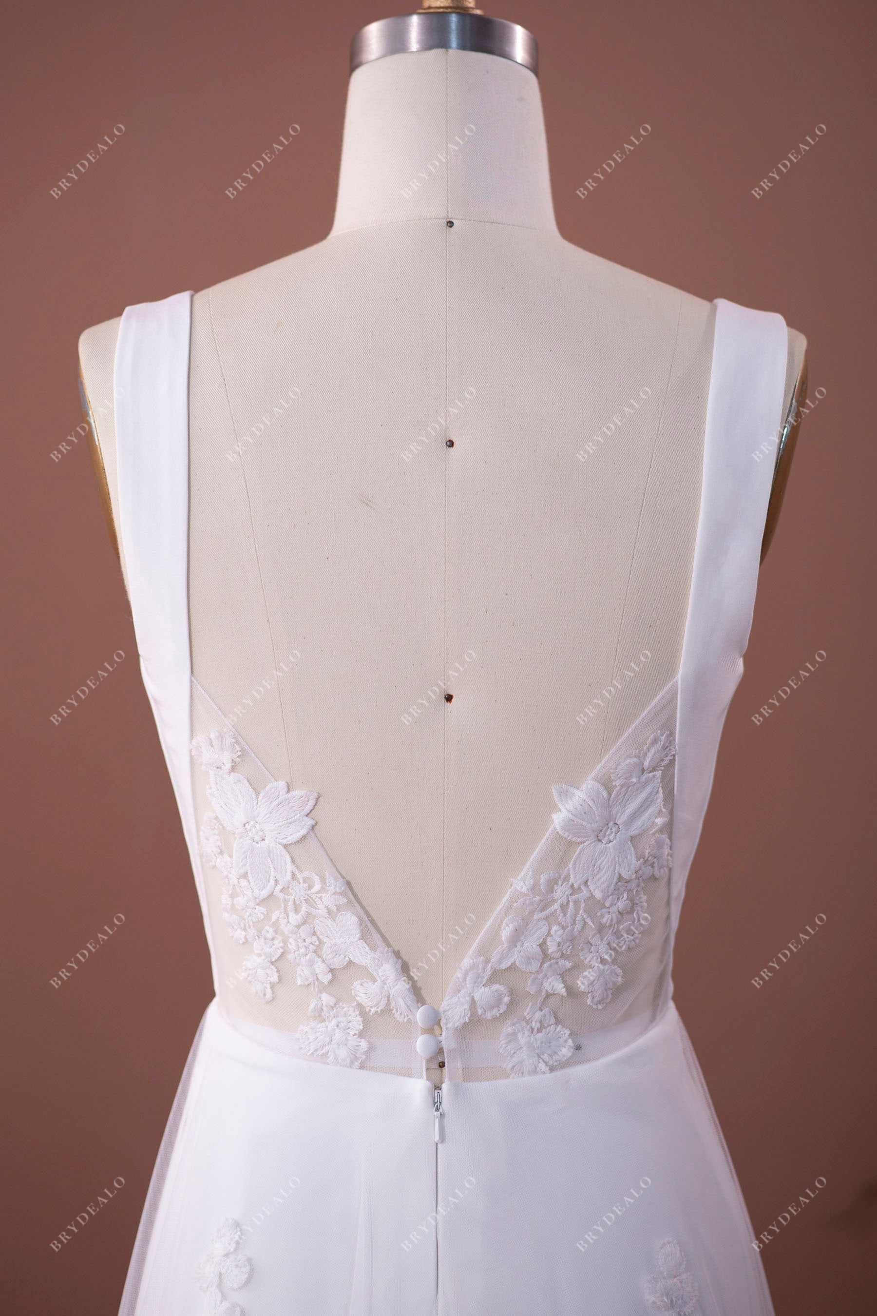 illusion V-back lace sleeveless bridal gown