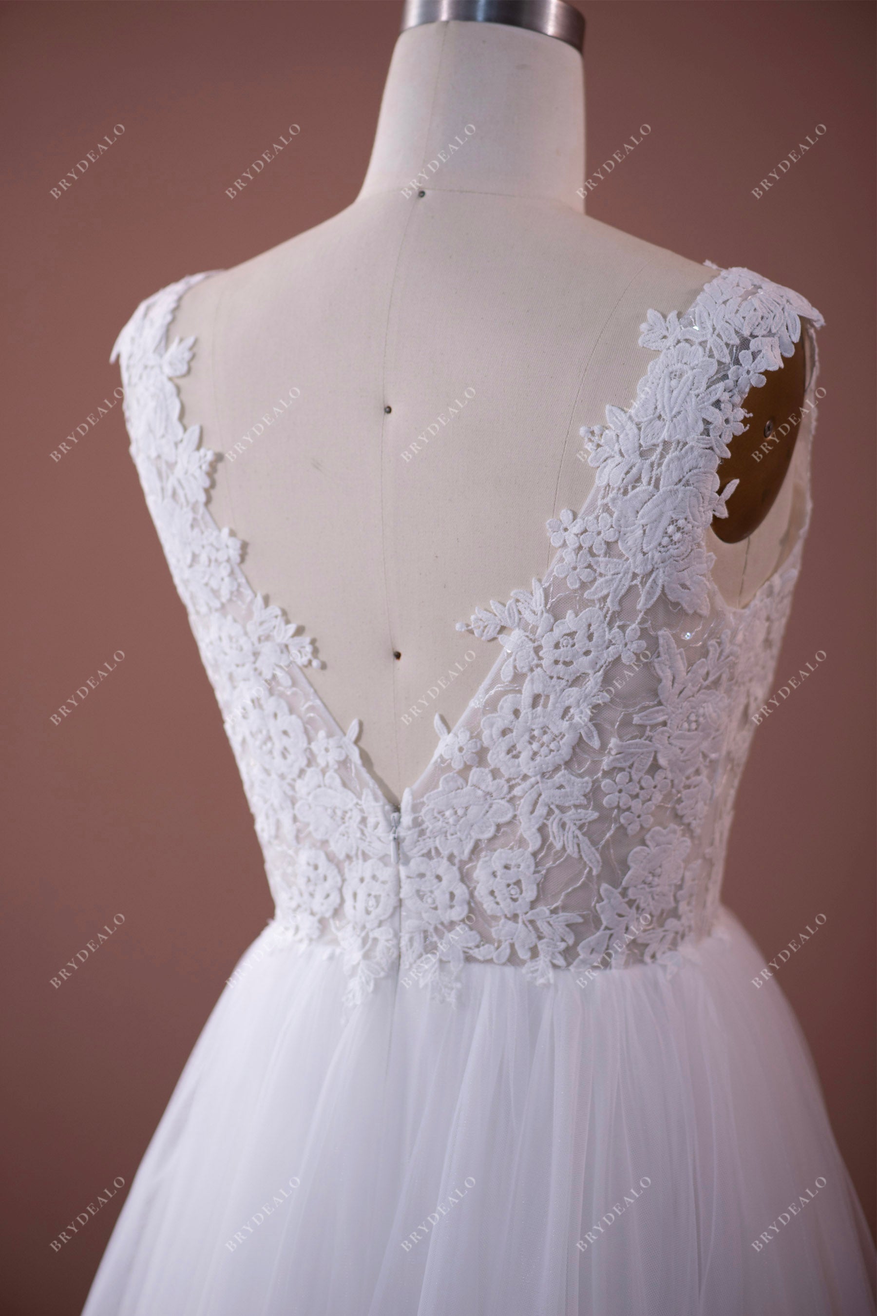 Sleeveless Spring Flower Lace V-back Wedding Dress