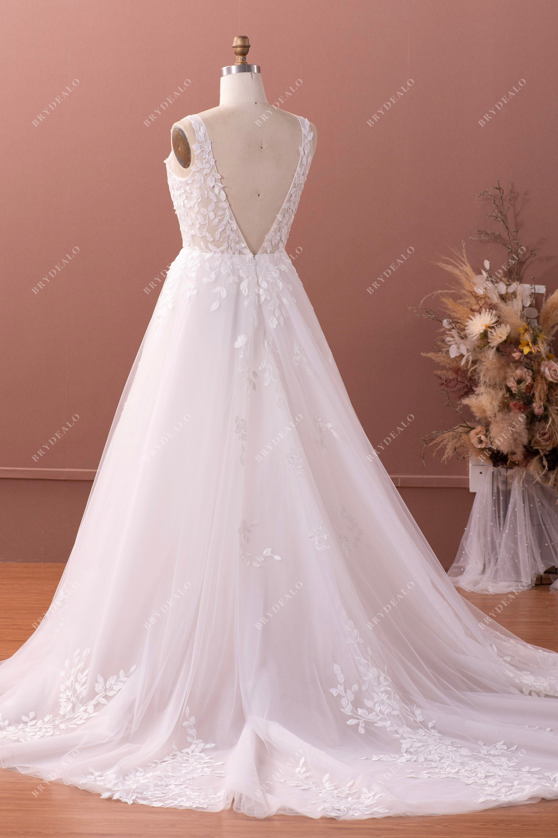 long lace tulle V-back sleeveless fall wedding dress