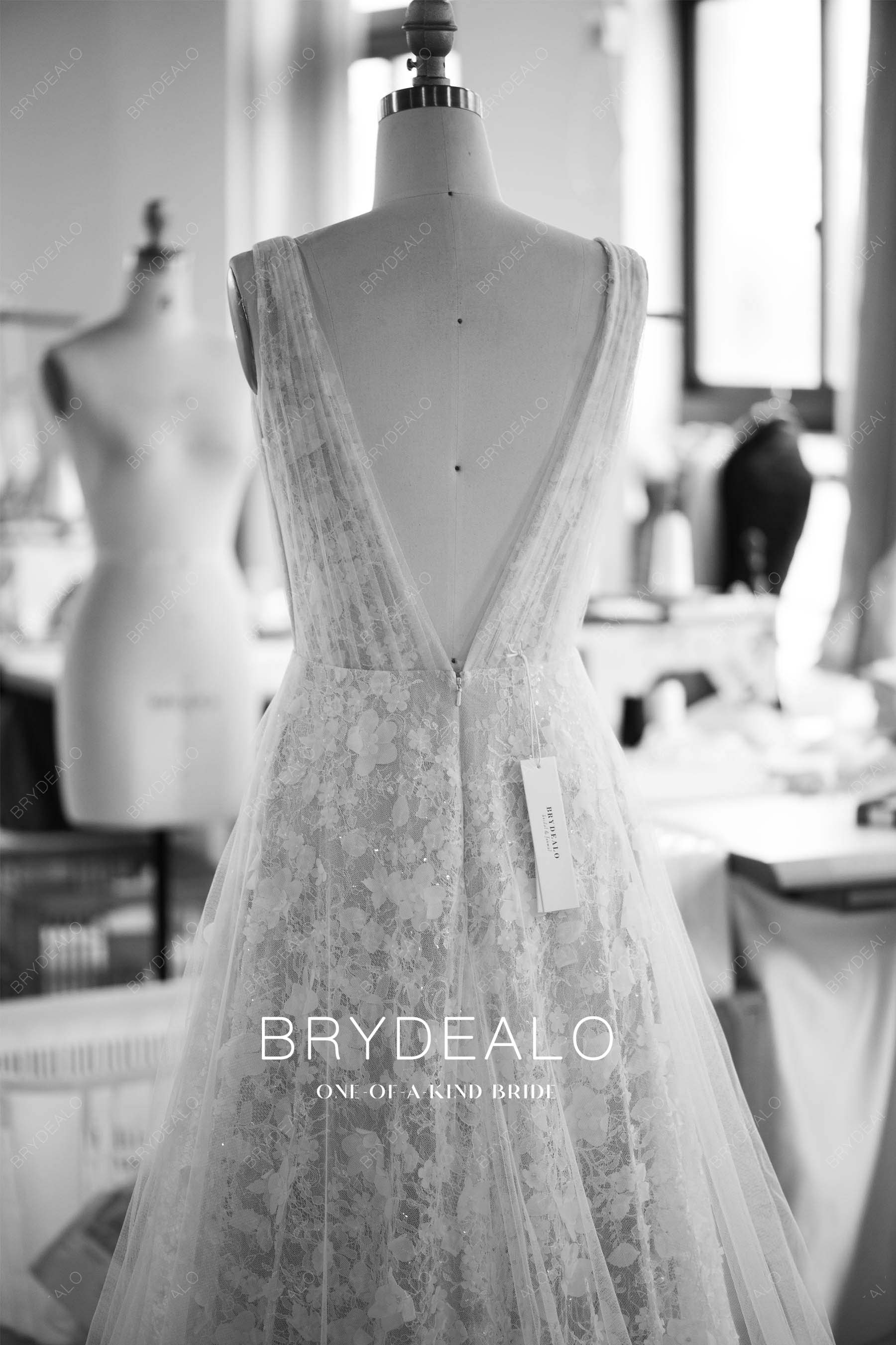 custom pleated V-back flower lace wedding gown_Brydealo