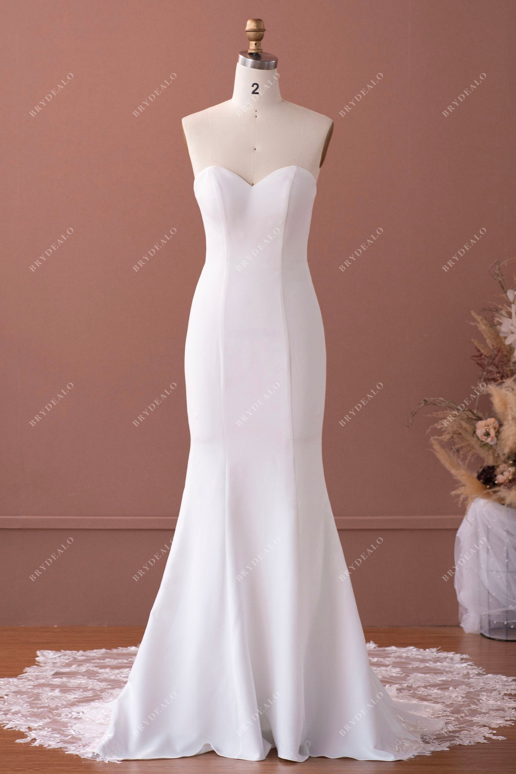 Elegant Mermaid Wedding Dress: Sweetheart Neckline, Illusion Back, Lace Elegant Mermaid Wedding Dress: Sweetheart Neckline, Illusion Back, Lace