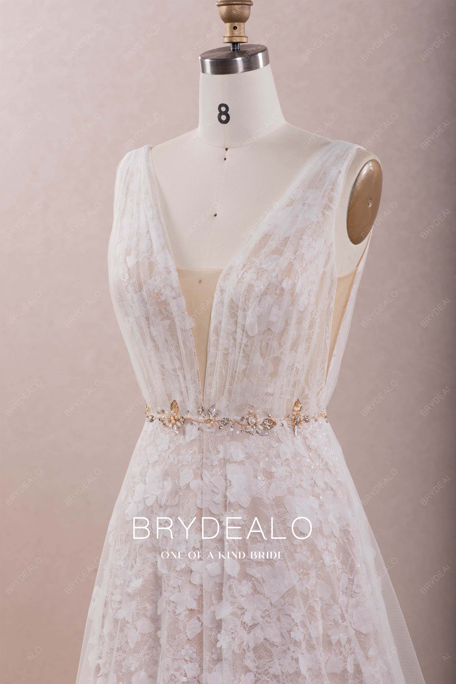 cutout sleeveless trendy lace wedding dress