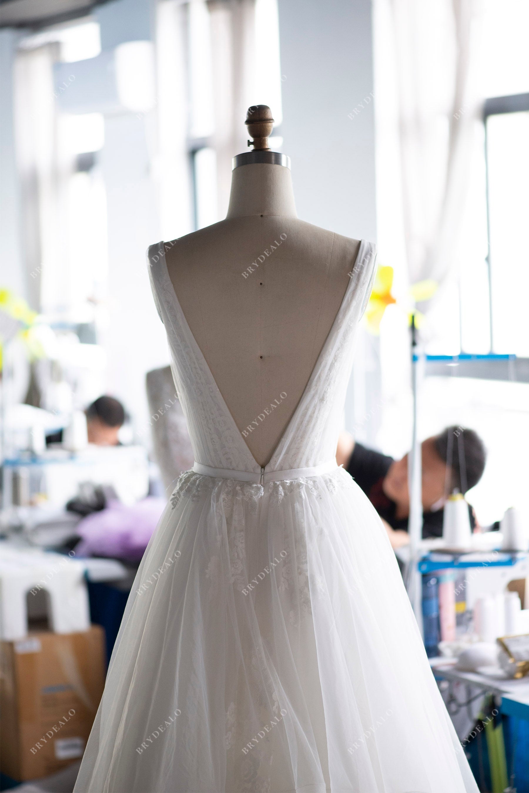 Custom Floral Lace V-back Sleeveless Bridal Dress